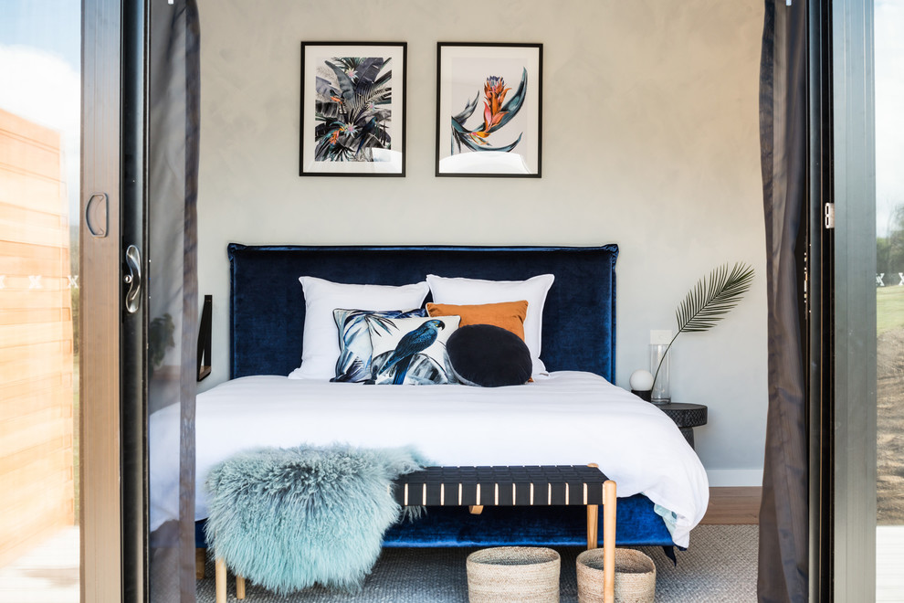 Mittelgroßes Modernes Schlafzimmer mit beiger Wandfarbe und beigem Boden in Hobart