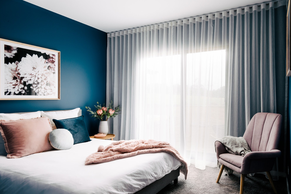 Réalisation d'une chambre design de taille moyenne avec un mur bleu et un sol gris.