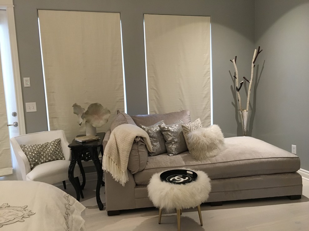 Cette image montre une grande chambre parentale minimaliste avec un mur gris et parquet clair.