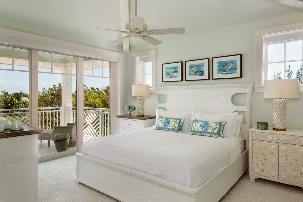 Idee per una camera degli ospiti stile marinaro di medie dimensioni con moquette, pavimento bianco e pareti grigie