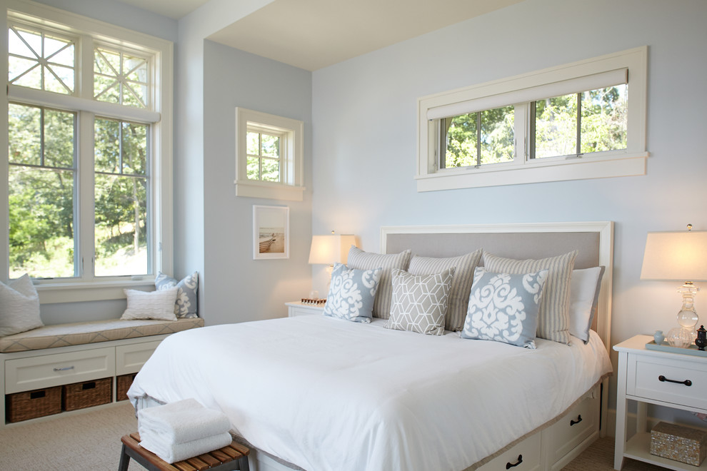 Ejemplo de dormitorio principal costero sin chimenea con paredes azules