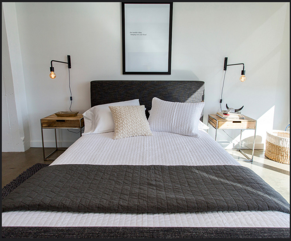 Diseño de dormitorio principal minimalista de tamaño medio sin chimenea con paredes blancas, suelo de cemento y suelo gris