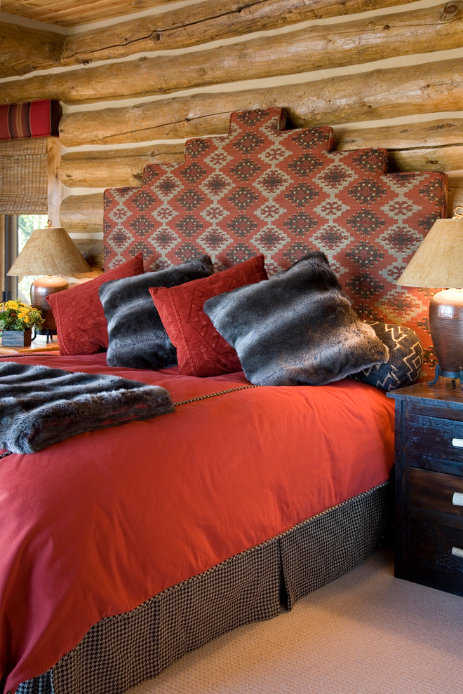 На фото: спальня в стиле рустика с ковровым покрытием с