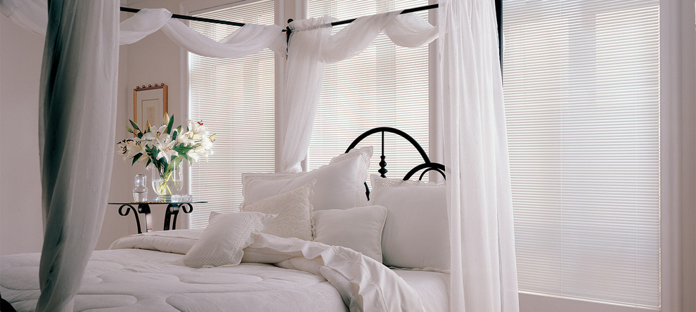 На фото: хозяйская спальня среднего размера в классическом стиле с белыми стенами