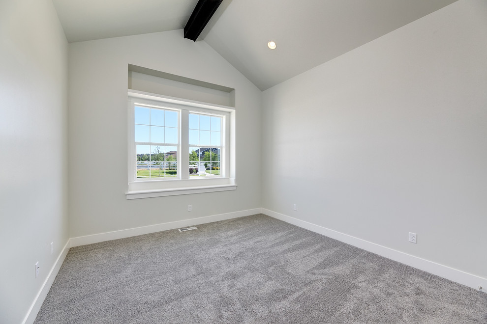 На фото: гостевая спальня среднего размера, (комната для гостей) в стиле кантри с серыми стенами, ковровым покрытием и серым полом без камина