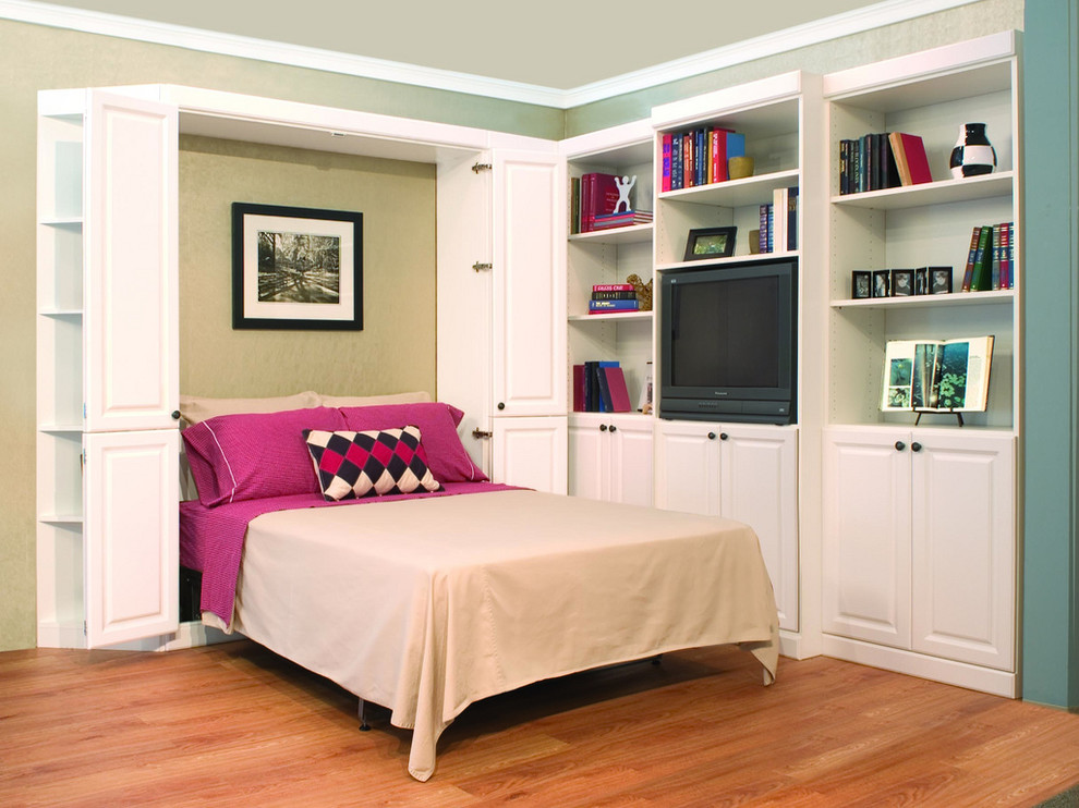 Пример оригинального дизайна: гостевая спальня среднего размера, (комната для гостей) в классическом стиле с бежевыми стенами, темным паркетным полом и коричневым полом без камина