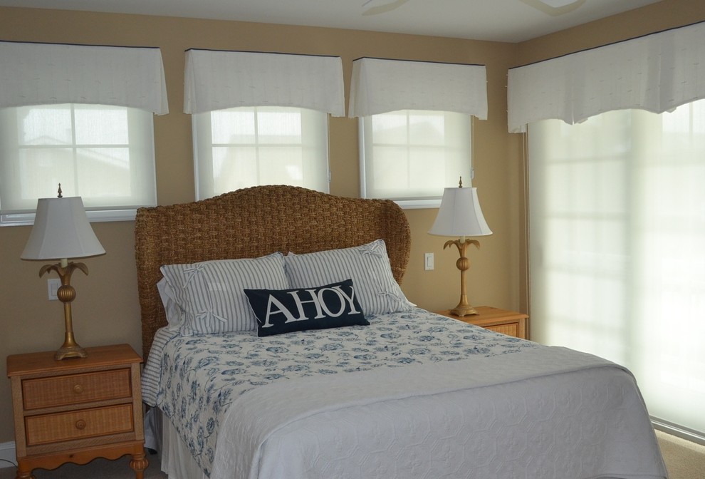 Esempio di una camera degli ospiti costiera di medie dimensioni con pareti beige, moquette, nessun camino e pavimento beige