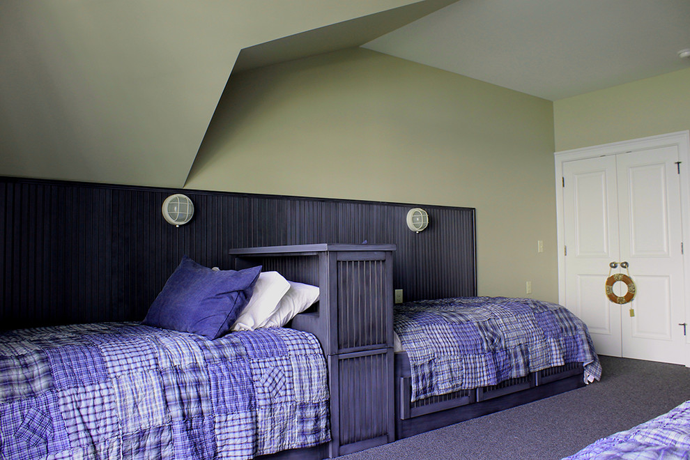 На фото: огромная спальня на антресоли в морском стиле с зелеными стенами и ковровым покрытием без камина