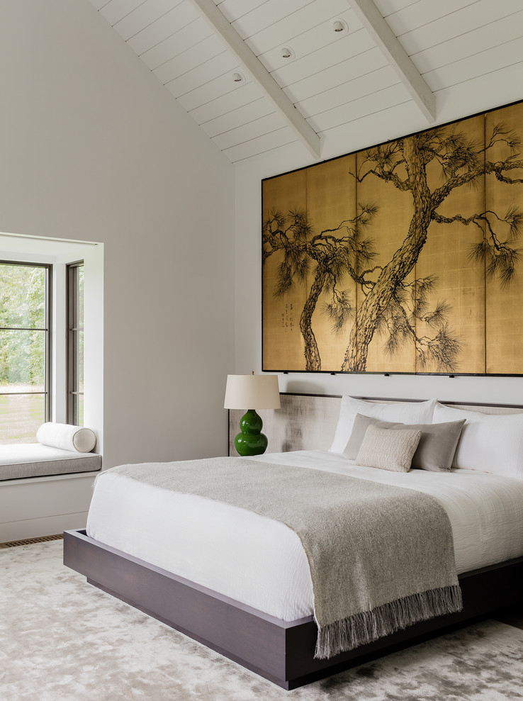 Идея дизайна: спальня в современном стиле с белыми стенами, темным паркетным полом и коричневым полом