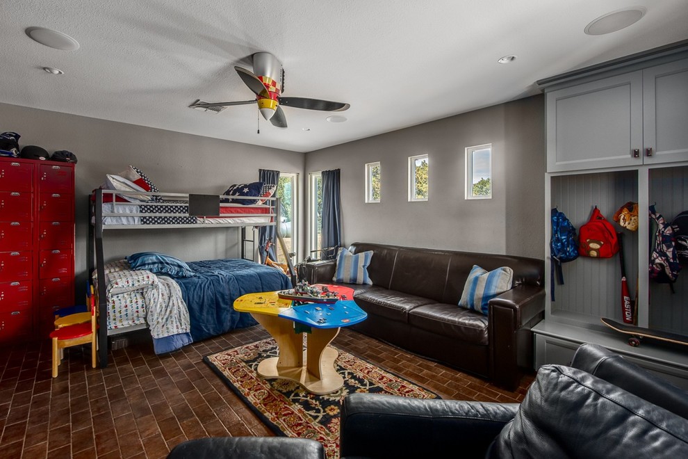 Ejemplo de habitación de invitados de estilo americano de tamaño medio sin chimenea con paredes grises y suelo de ladrillo