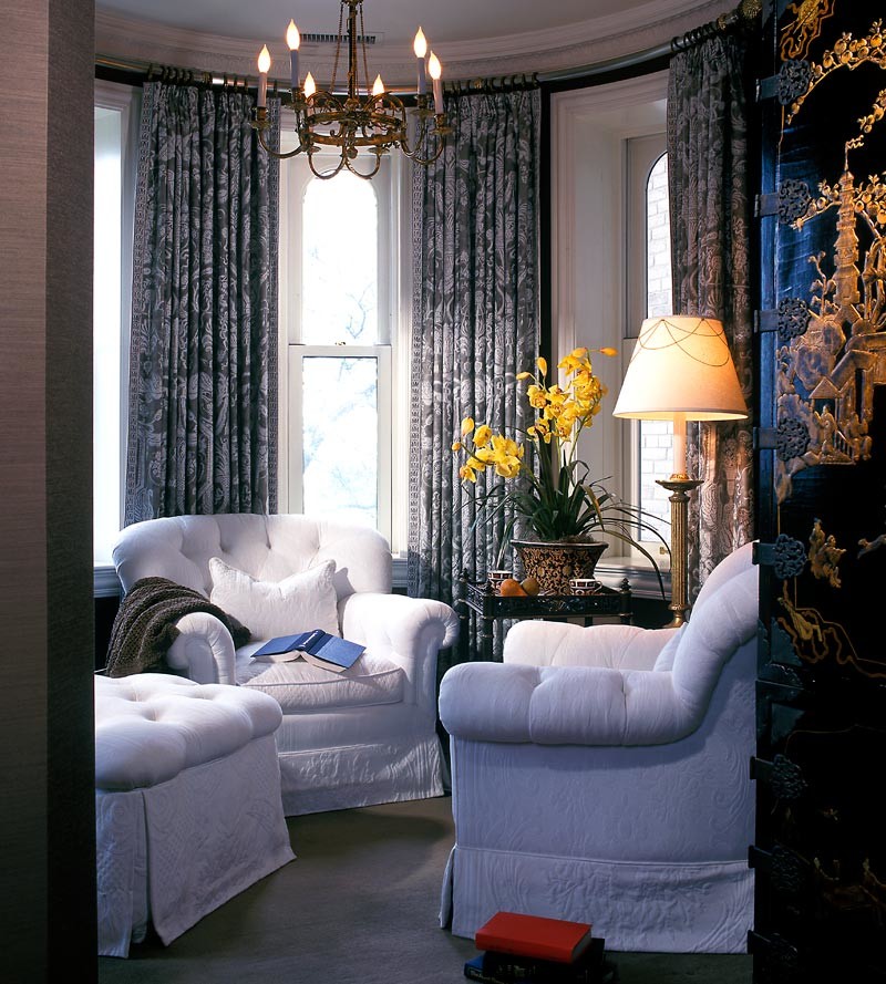 Источник вдохновения для домашнего уюта: маленькая хозяйская спальня в классическом стиле с серыми стенами, ковровым покрытием, стандартным камином и фасадом камина из камня для на участке и в саду