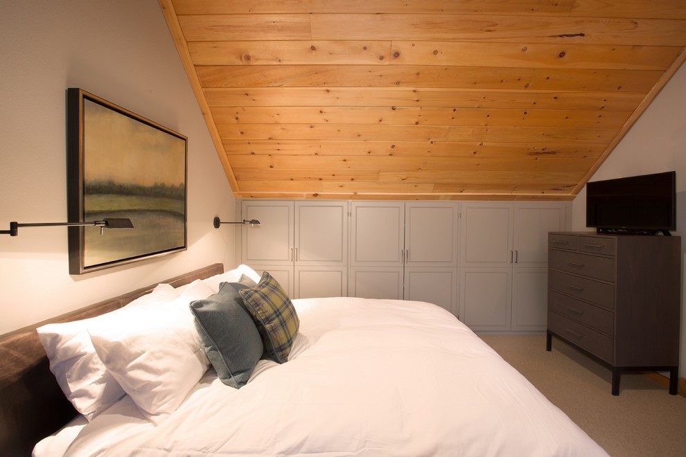 シアトルにある小さなラスティックスタイルのおしゃれなロフト寝室 (グレーの壁、カーペット敷き、ベージュの床) のインテリア