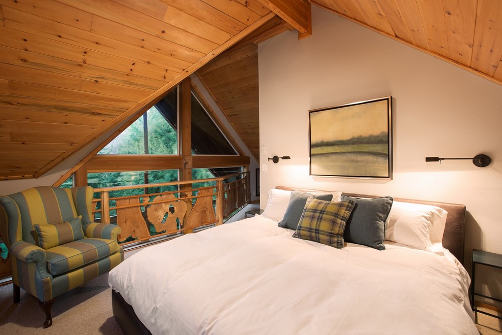 Immagine di una piccola camera da letto stile loft rustica con pareti grigie, moquette e pavimento beige