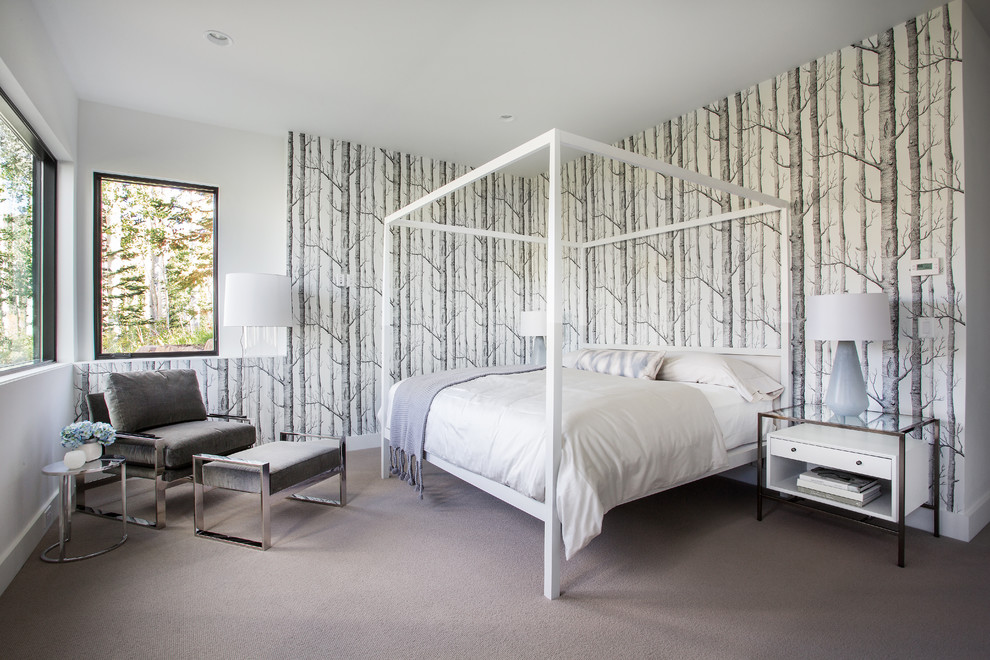 Idéer för ett modernt sovrum, med flerfärgade väggar och heltäckningsmatta