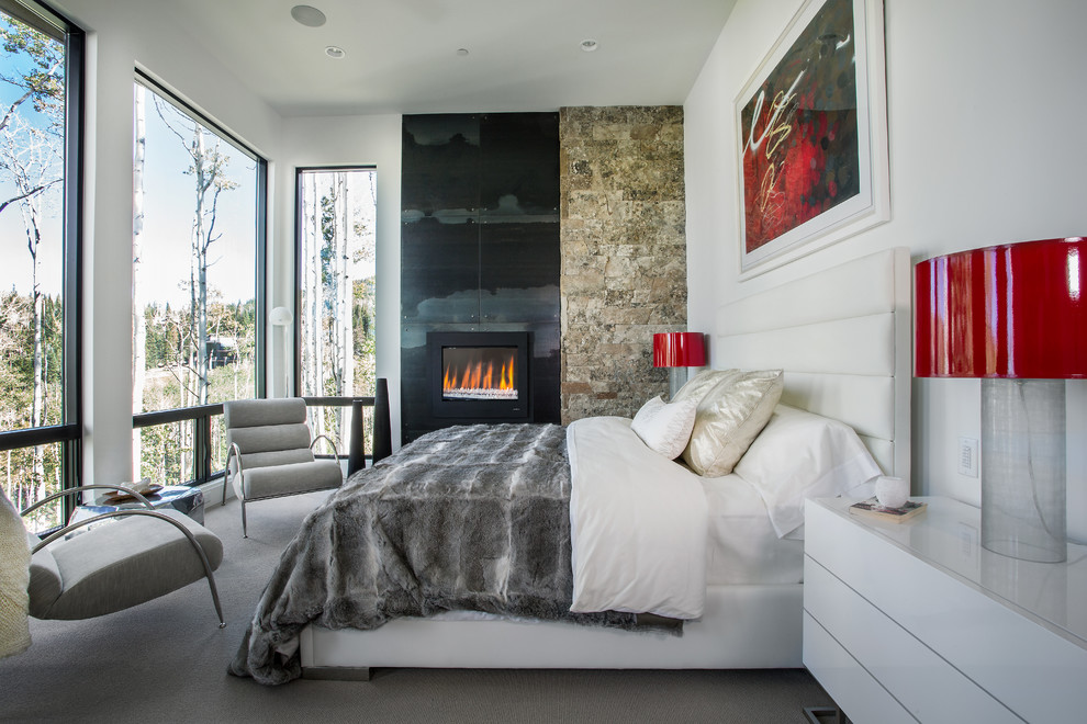Свежая идея для дизайна: хозяйская спальня в современном стиле с белыми стенами, ковровым покрытием и стандартным камином - отличное фото интерьера