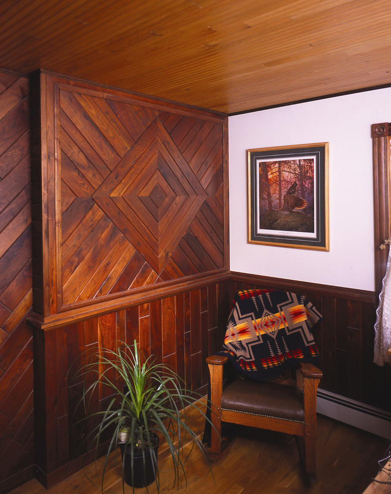 Idéer för mellanstora amerikanska gästrum, med vita väggar, mellanmörkt trägolv och brunt golv