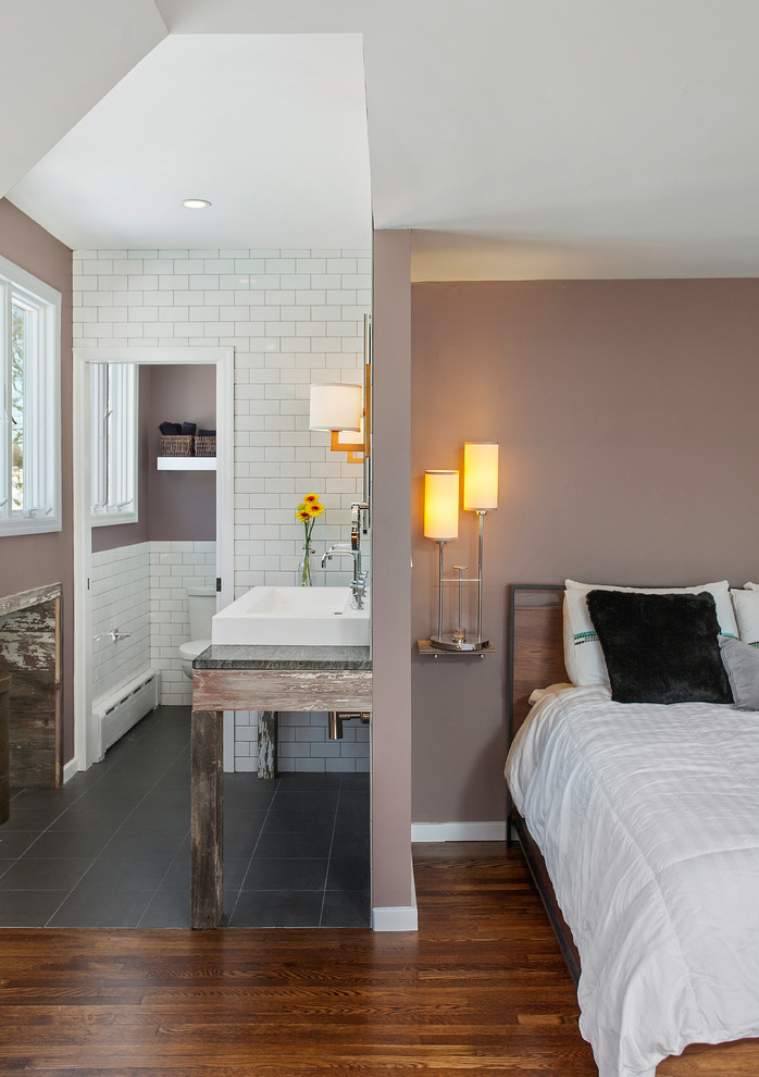 Foto de dormitorio principal rústico de tamaño medio sin chimenea con paredes beige y suelo de madera en tonos medios