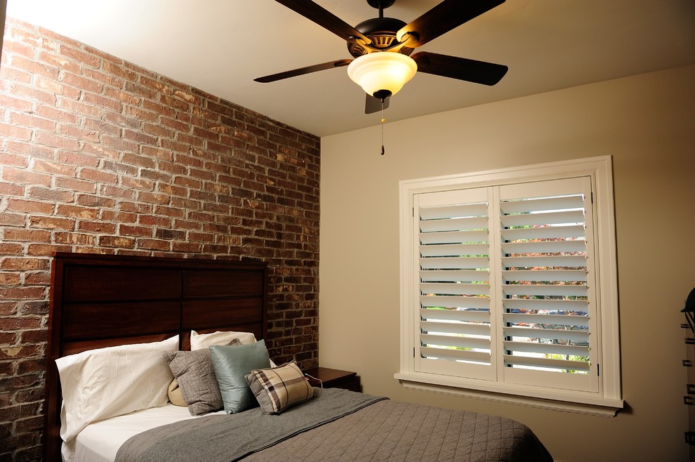 Diseño de habitación de invitados rústica de tamaño medio sin chimenea con paredes beige