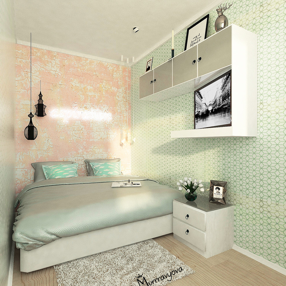 Стильный дизайн: маленькая хозяйская спальня в стиле неоклассика (современная классика) с розовыми стенами, полом из ламината и бежевым полом для на участке и в саду - последний тренд
