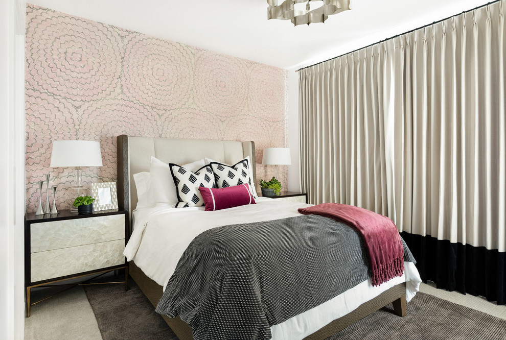 Foto de dormitorio principal tradicional renovado sin chimenea con paredes rosas y moqueta