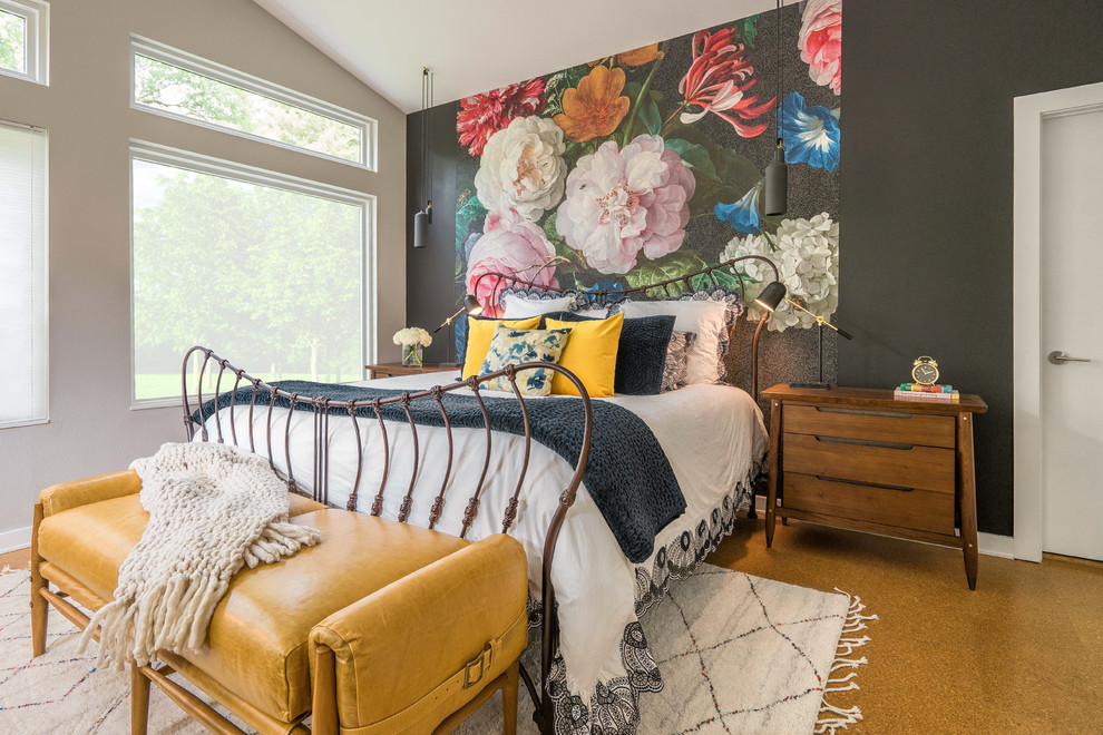 Foto di una camera da letto boho chic con pareti multicolore, pavimento in sughero e pavimento marrone