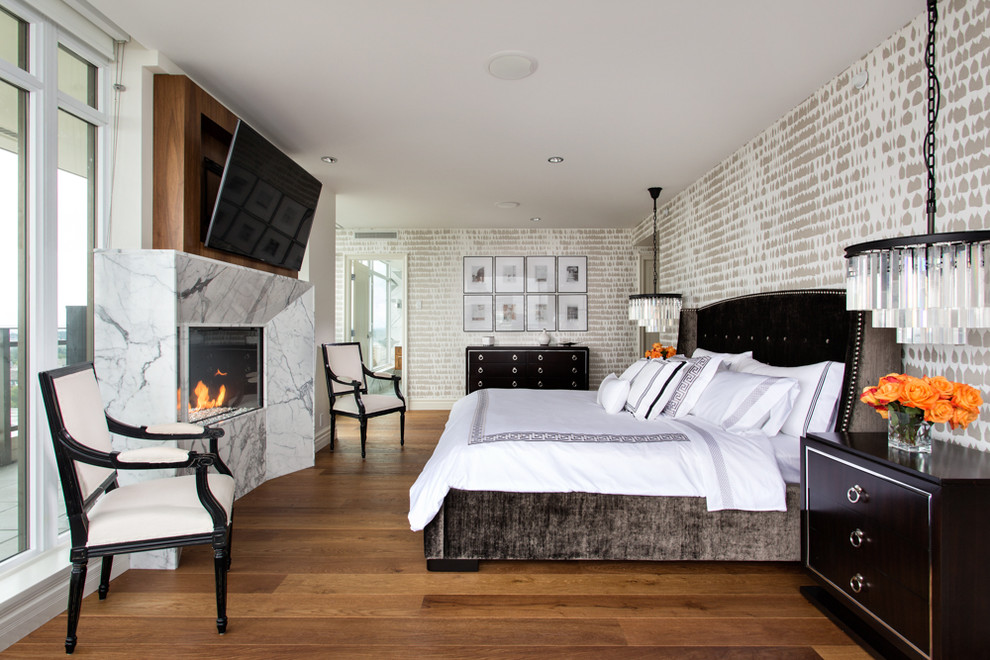 Idéer för ett modernt sovrum, med flerfärgade väggar, mellanmörkt trägolv och en standard öppen spis