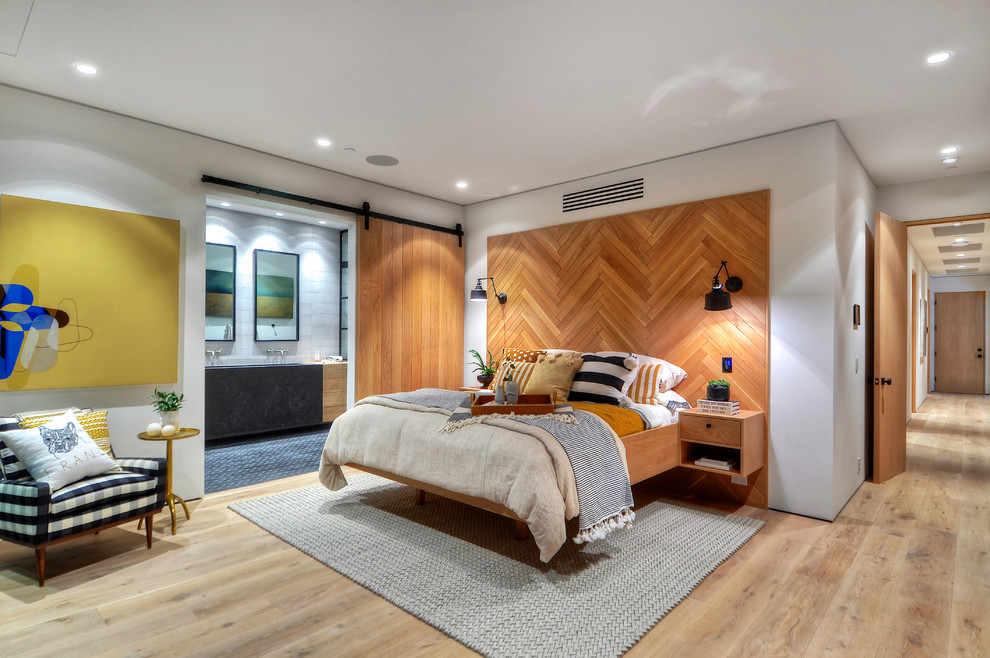 Modernes Hauptschlafzimmer mit weißer Wandfarbe, braunem Holzboden und braunem Boden in Orange County