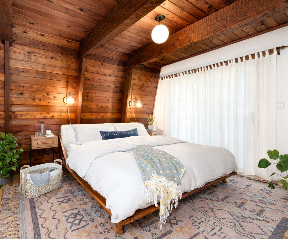 Foto di una camera degli ospiti rustica con pareti marroni, pavimento in legno massello medio e pavimento marrone