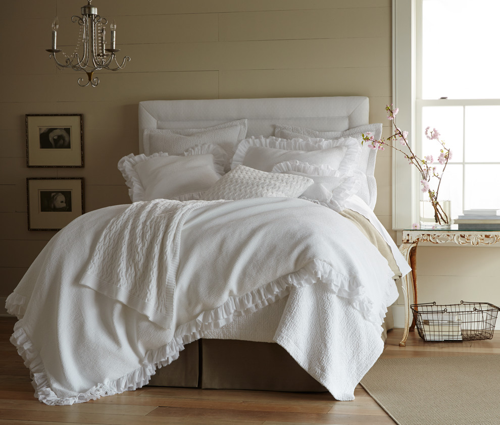Mittelgroßes Shabby-Look Schlafzimmer mit beiger Wandfarbe und hellem Holzboden in Sonstige