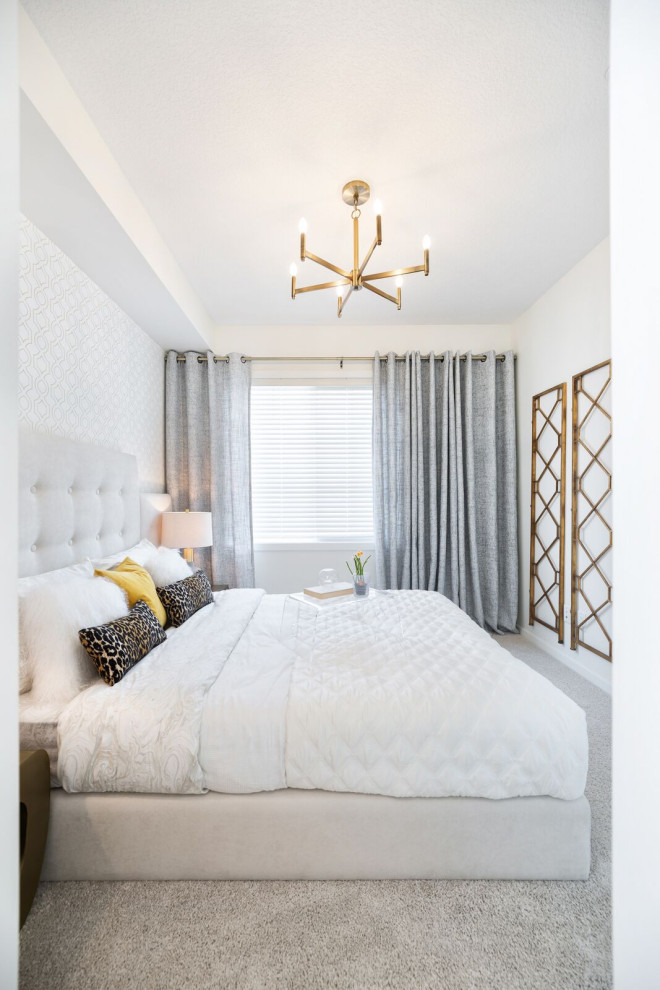 На фото: хозяйская спальня среднего размера в современном стиле с белыми стенами, ковровым покрытием и бежевым полом