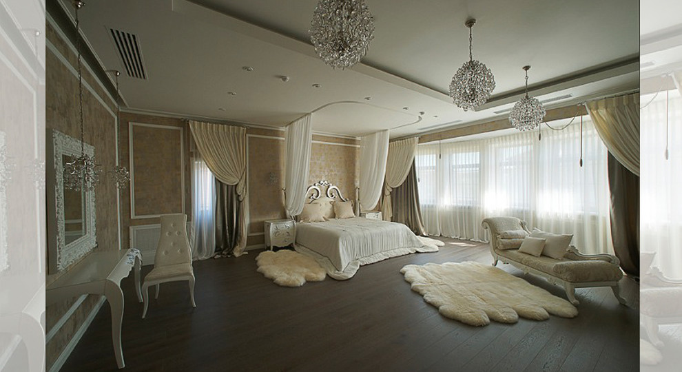 На фото: огромная хозяйская спальня в классическом стиле с разноцветными стенами, темным паркетным полом и коричневым полом без камина с