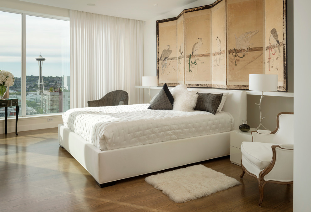 Imagen de dormitorio principal de estilo zen con paredes blancas y suelo de madera en tonos medios