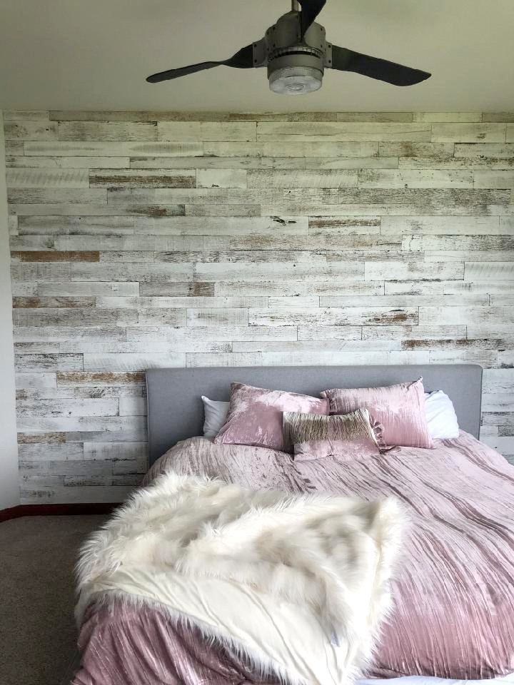 Mittelgroßes Hauptschlafzimmer mit weißer Wandfarbe, Teppichboden, grauem Boden und Holzwänden in Sonstige