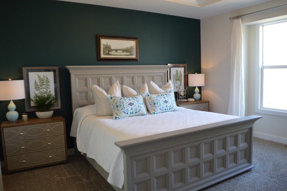 Diseño de dormitorio clásico renovado pequeño con paredes verdes, moqueta y suelo multicolor