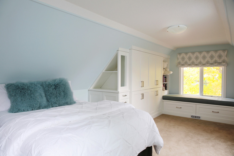 Ejemplo de dormitorio tipo loft clásico renovado grande con paredes azules y moqueta