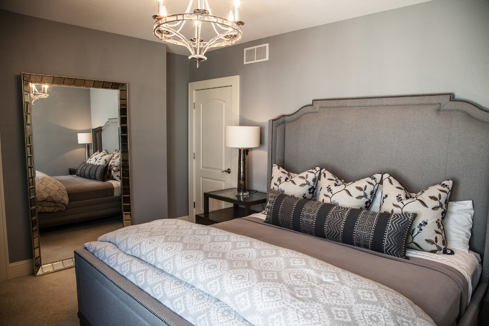 Ejemplo de dormitorio principal clásico renovado de tamaño medio con paredes grises, moqueta y suelo beige