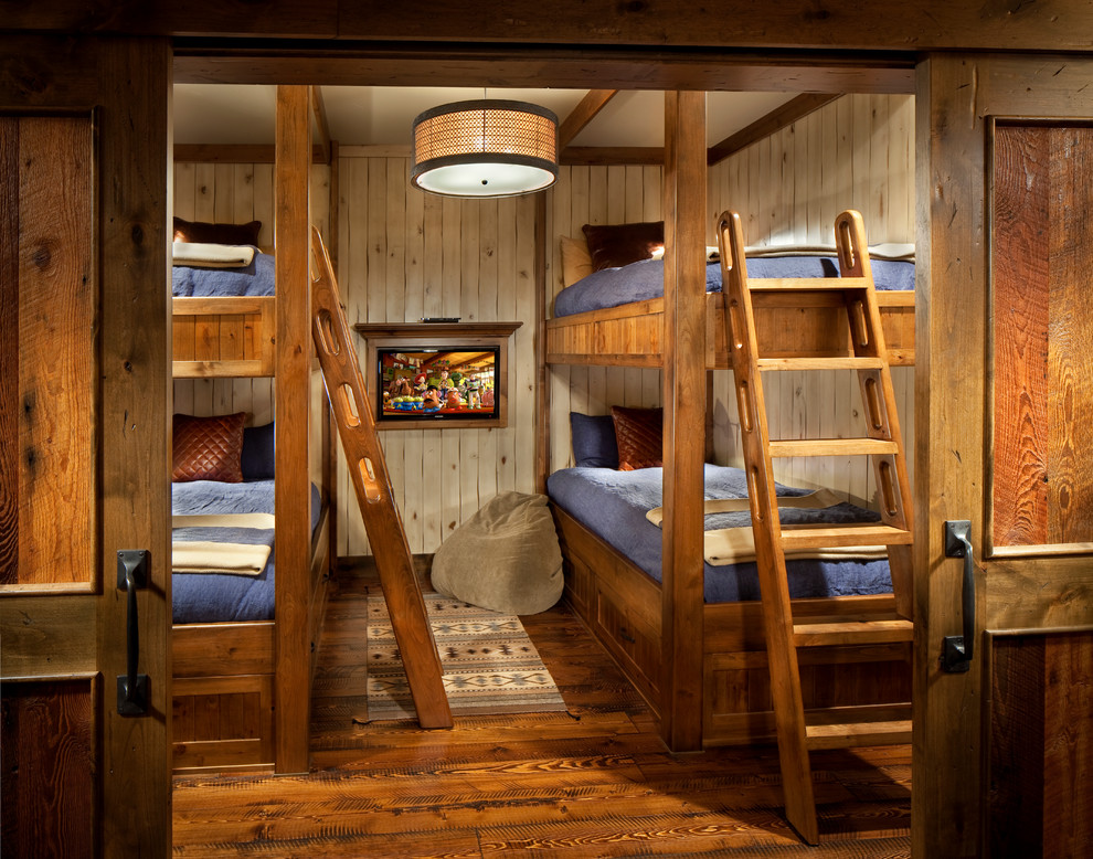 Foto de habitación de invitados rural con suelo de madera en tonos medios