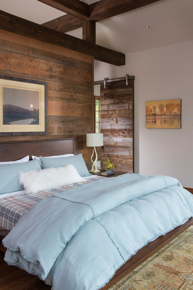 Esempio di una camera da letto stile rurale con pareti marroni, pavimento in legno massello medio e pavimento marrone