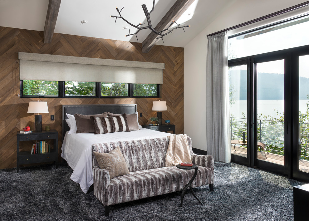Immagine di una camera da letto stile rurale con pareti marroni, moquette e pavimento grigio
