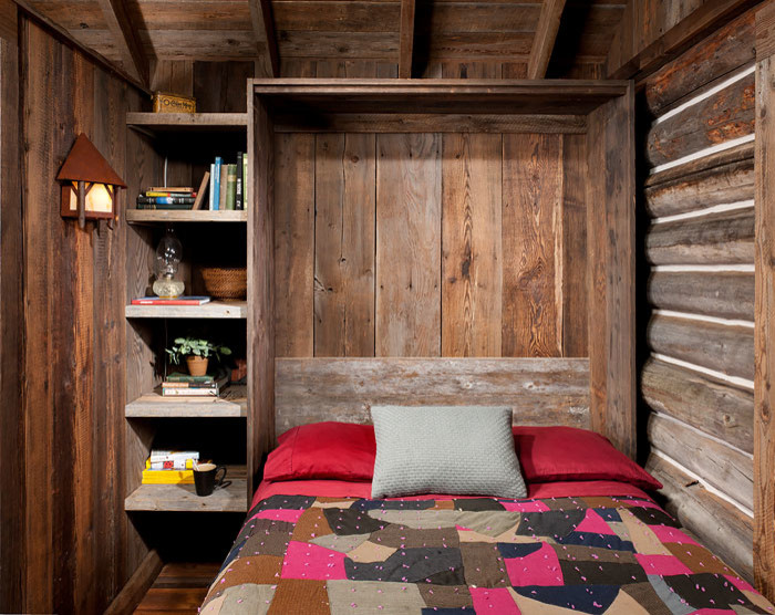 Ejemplo de dormitorio principal rústico de tamaño medio sin chimenea con paredes marrones y suelo de madera en tonos medios