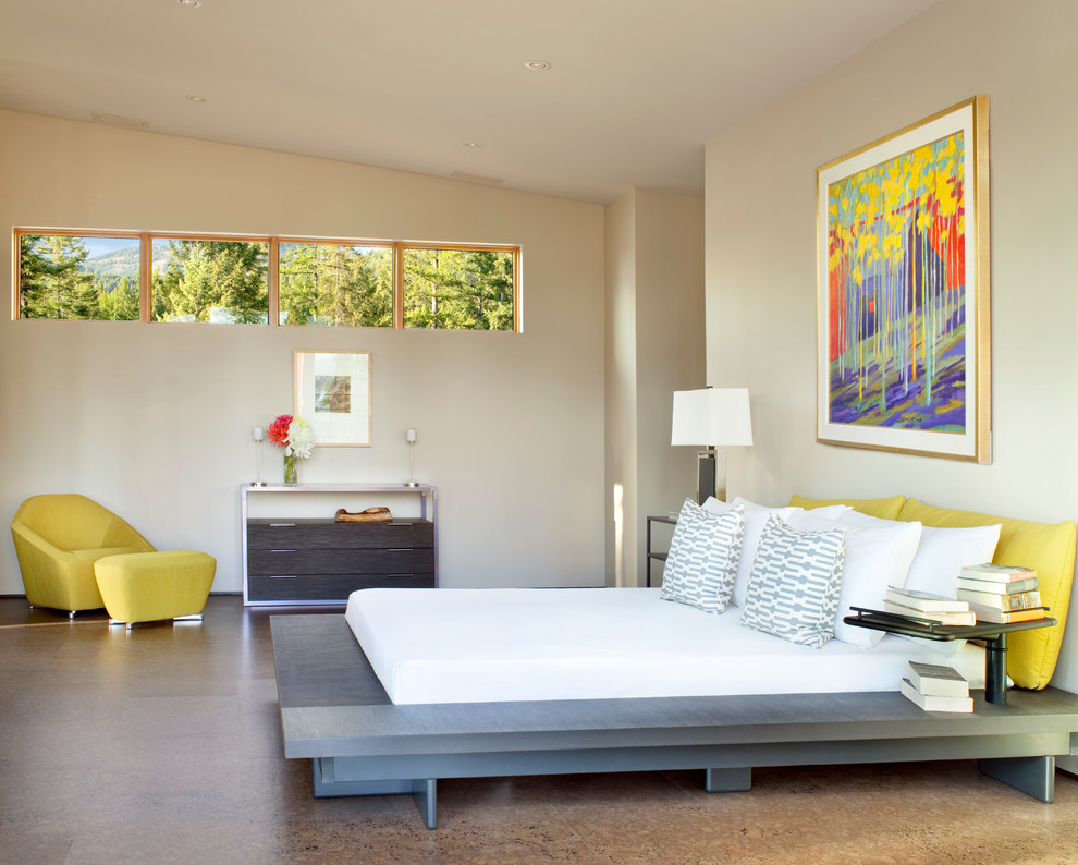 Источник вдохновения для домашнего уюта: спальня в современном стиле с серыми стенами и пробковым полом