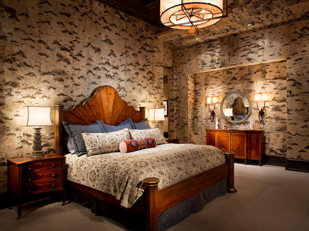Идея дизайна: спальня в стиле рустика с разноцветными стенами, ковровым покрытием и кроватью в нише