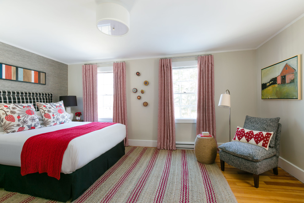 Foto de habitación de invitados actual de tamaño medio sin chimenea con paredes azules y suelo de madera clara