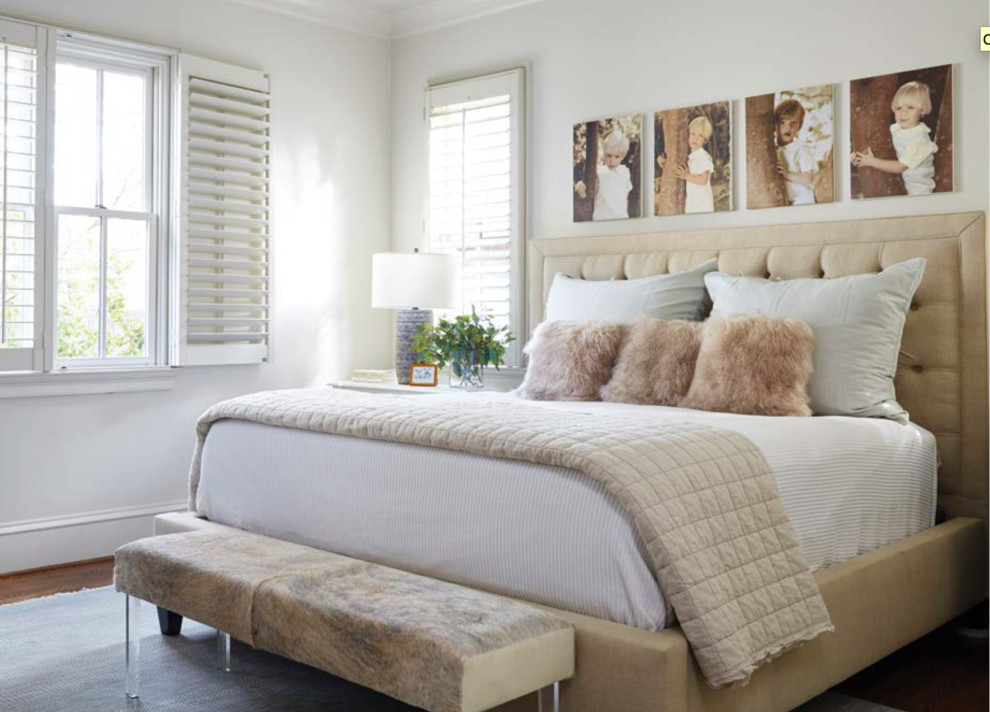 На фото: большая хозяйская спальня в морском стиле с белыми стенами, темным паркетным полом и коричневым полом без камина с