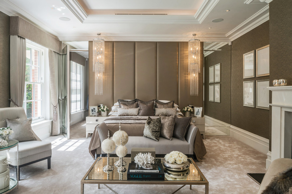 Foto di una camera matrimoniale design con pareti marroni, moquette, camino classico e pavimento beige