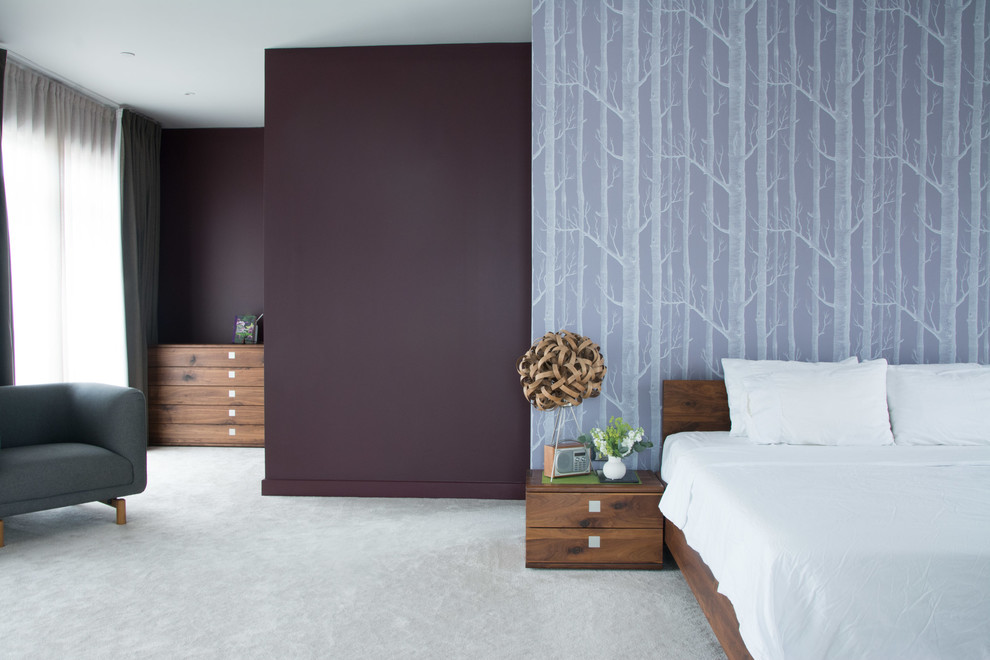 Großes Modernes Hauptschlafzimmer ohne Kamin mit lila Wandfarbe, Teppichboden und grauem Boden in Cambridgeshire