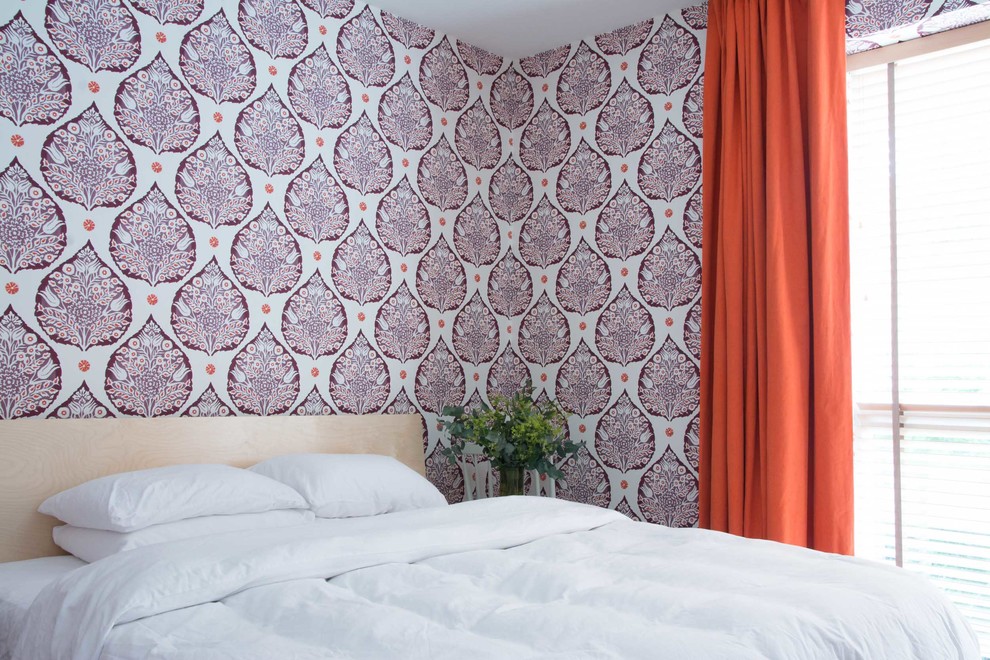 Idee per una camera degli ospiti moderna di medie dimensioni con pareti viola, moquette, nessun camino e pavimento grigio