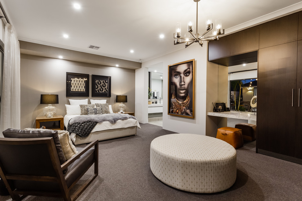 Идея дизайна: хозяйская спальня в современном стиле с серыми стенами, ковровым покрытием, серым полом и акцентной стеной без камина