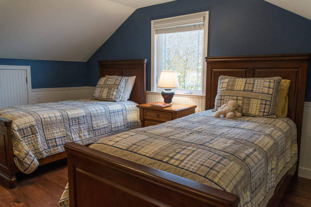 Bild på ett litet amerikanskt sovloft, med blå väggar och mörkt trägolv