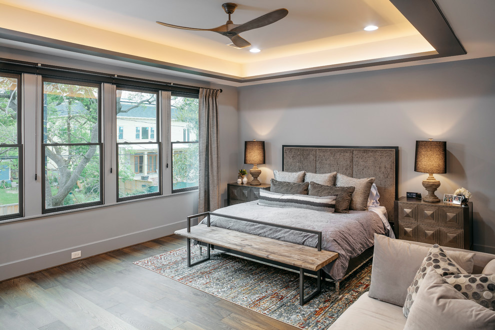Foto di una grande camera da letto classica con pareti grigie, parquet scuro e pavimento marrone